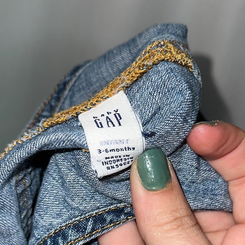 3-6 month baby Gap denim overall cargo shorts - Picture 3 of 3